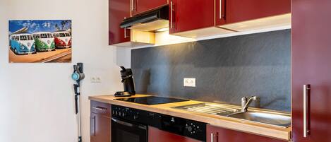 Réfrigérateur, micro-ondes, four, plaque de cuisson