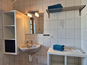 Dusch, hårtork och handdukar