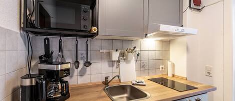 Frigorifero, microonde, forno, piano cottura