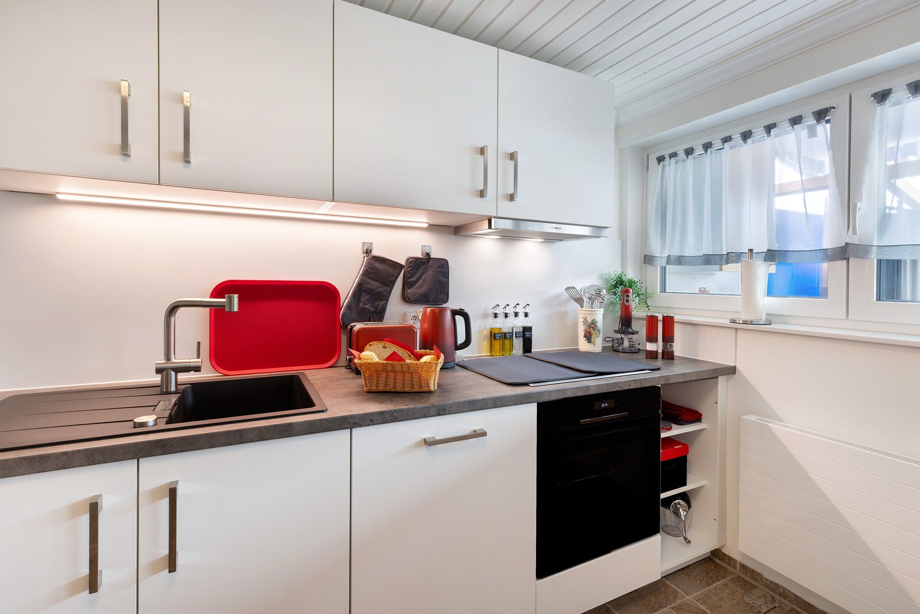 Kjøleskap, mikrobølgeovn, ovn og kokeplater