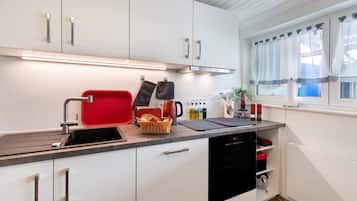 Kjøleskap, mikrobølgeovn, ovn og kokeplater