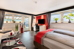 1 bedroom, desk, iron/ironing board, free WiFi - Apartment 'Am Tobelbach' with Mountain View, Private Terrace and Wi-Fi (Lenningen)