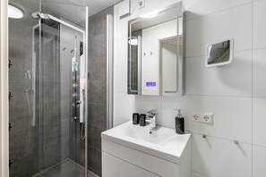 Dusche, kostenlose Toilettenartikel, Haartrockner, Bademäntel