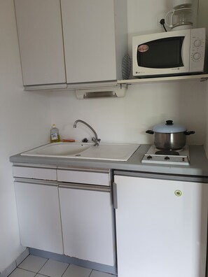 Kühlschrank, Mikrowelle, Wasserkocher mit Kaffee-/Teezubehör