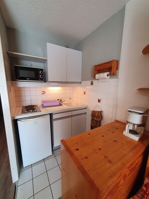 Réfrigérateur, micro-ondes, cafetière/bouilloire