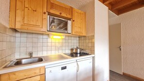 Geladeira, micro-ondas, fogão, lava-louças