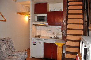 Fridge, microwave, oven, coffee/tea maker