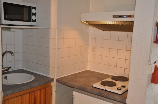 Microwave, toaster, cookware/dishes/utensils