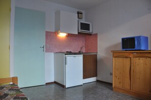 Fridge, microwave, oven, cookware/dishes/utensils