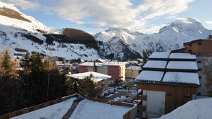 A snow-covered mountain village with buildings and a clear sky. - Studio 3 ppl, balcony, near from the ski station (Les Deux Alpes)