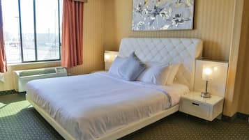 Deluxe Room, 1 King Bed, Non Smoking, Refrigerator & Microwave | Premium bedding, down comforters, pillowtop beds, minibar