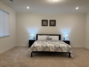 3 bedrooms, desk, iron/ironing board, free WiFi - New Luxury 2,850 Square Feet House with EV Level 2 Charger in Great Location (Sacramento)