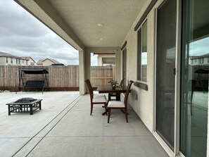Outdoor dining - New Luxury 2,850 Square Feet House with EV Level 2 Charger in Great Location (Sacramento)