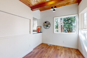 Interior - Perfectly located home with open layout, well-equipped kitchen, smart TV, & W/D (Bellingham)