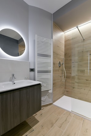 Dusche, Haartrockner, Bidet, Handtücher
