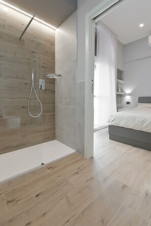 Dusche, Haartrockner, Bidet, Handtücher