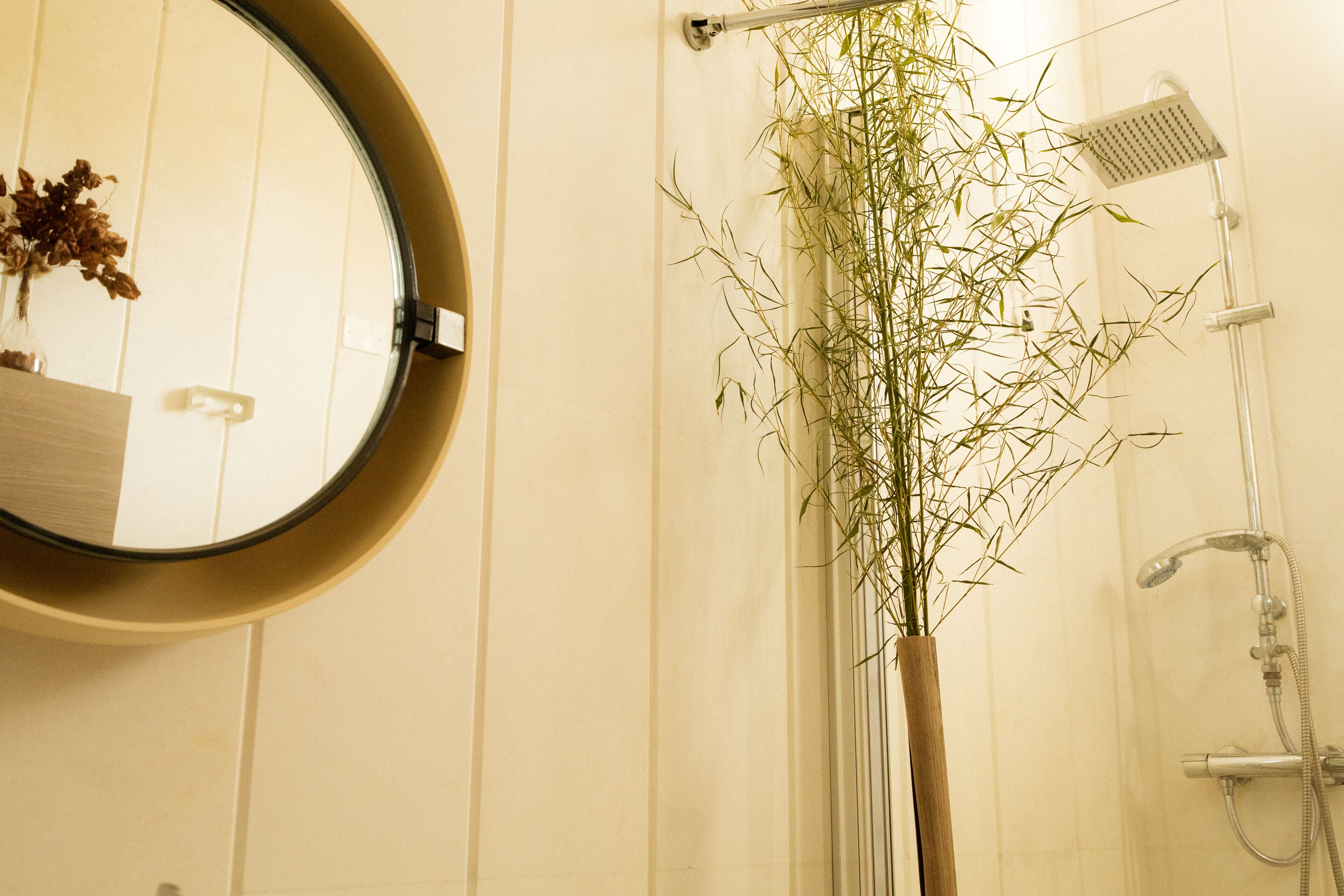 Chambre familiale | Salle de bain | Douche, douche cascade, séchoir à cheveux, bidet