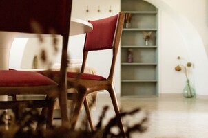 Escritorio, espacio para trabajar con laptop y wifi gratis 