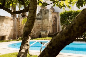 Una piscina al aire libre de temporada