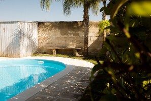Una piscina al aire libre de temporada
