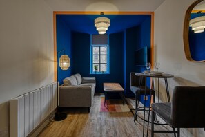 TV - Renaissance 8: 1 Bedroom Apartment in Southport (Southport)