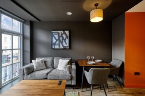 Smart TV - Renaissance 7: 1 Bedroom Apartment in Southport (Southport)