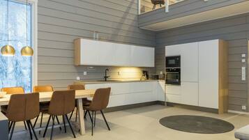 Kühlschrank, Mikrowelle, Geschirrspüler, Kochgeschirr/Geschirr/Besteck