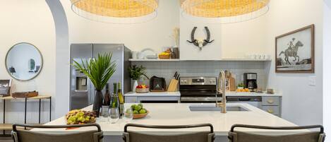 Réfrigérateur, un four, surface de cuisson, lave-vaisselle