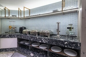 Päivittäinen buffetaamiainen (501 INR per henkilö)