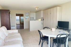 Dining - Beachside Stay with Views (Nieuwpoort)