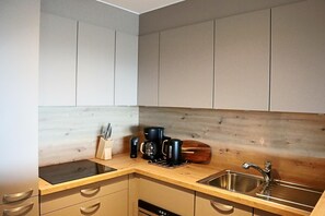 Réfrigérateur, four à micro-ondes, un four, surface de cuisson