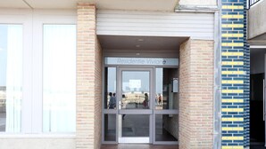 La entrada a un edificio con un letrero que dice "Residentie Viviane".