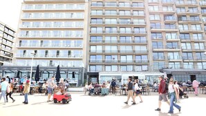 A public square with outdoor seating and a variety of people. - Attic Apartment in Nieuwpoort by the Beach (Nieuwpoort)
