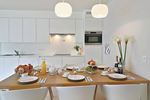 Fridge, microwave, stovetop, dishwasher