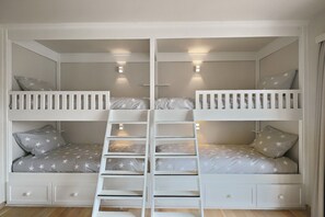 2 bedrooms, iron/ironing board, travel cot, free WiFi