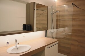 Bathroom - Apartment in Nieuwpoort near the Beach (Nieuwpoort)