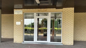 Une entrée d’immeuble avec une enseigne indiquant « PANORAMA C2 » et une porte en verre.