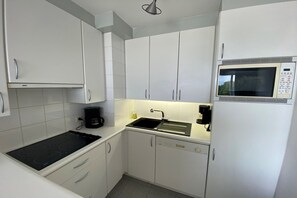 Kjøleskap, mikrobølgeovn, kokeplater og oppvaskmaskin