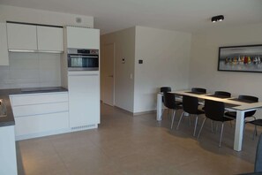 Réfrigérateur, micro-ondes, plaque de cuisson, lave-vaisselle