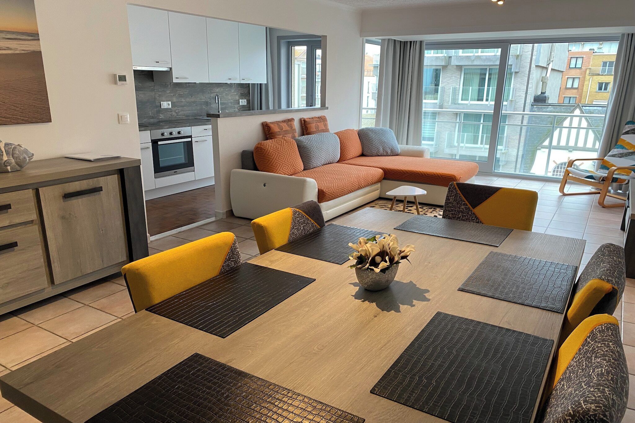 Un appartement moderne comprenant une cuisine, un coin repas et un salon.
