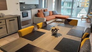A modern apartment with a kitchen, dining area, and living room. - Apartment in Nieuwpoort near the Beach (Nieuwpoort)