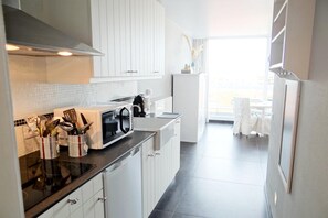 Réfrigérateur, micro-ondes, plaque de cuisson, cafetière/bouilloire