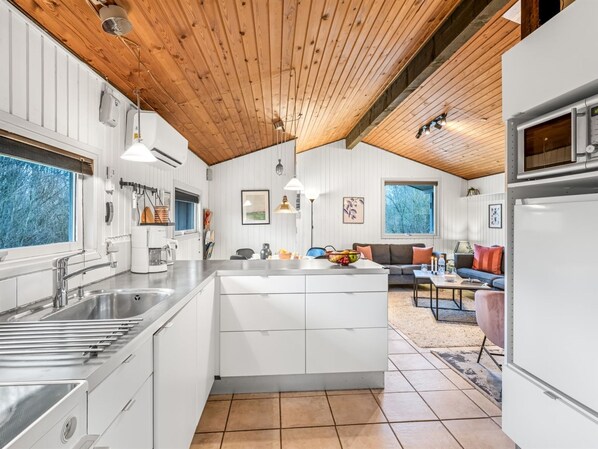 Fridge, microwave, dishwasher, cookware/dishes/utensils