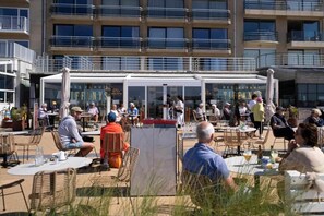 Outdoor dining - Apartment in Nieuwpoort with Stunning Sea Views (Nieuwpoort)