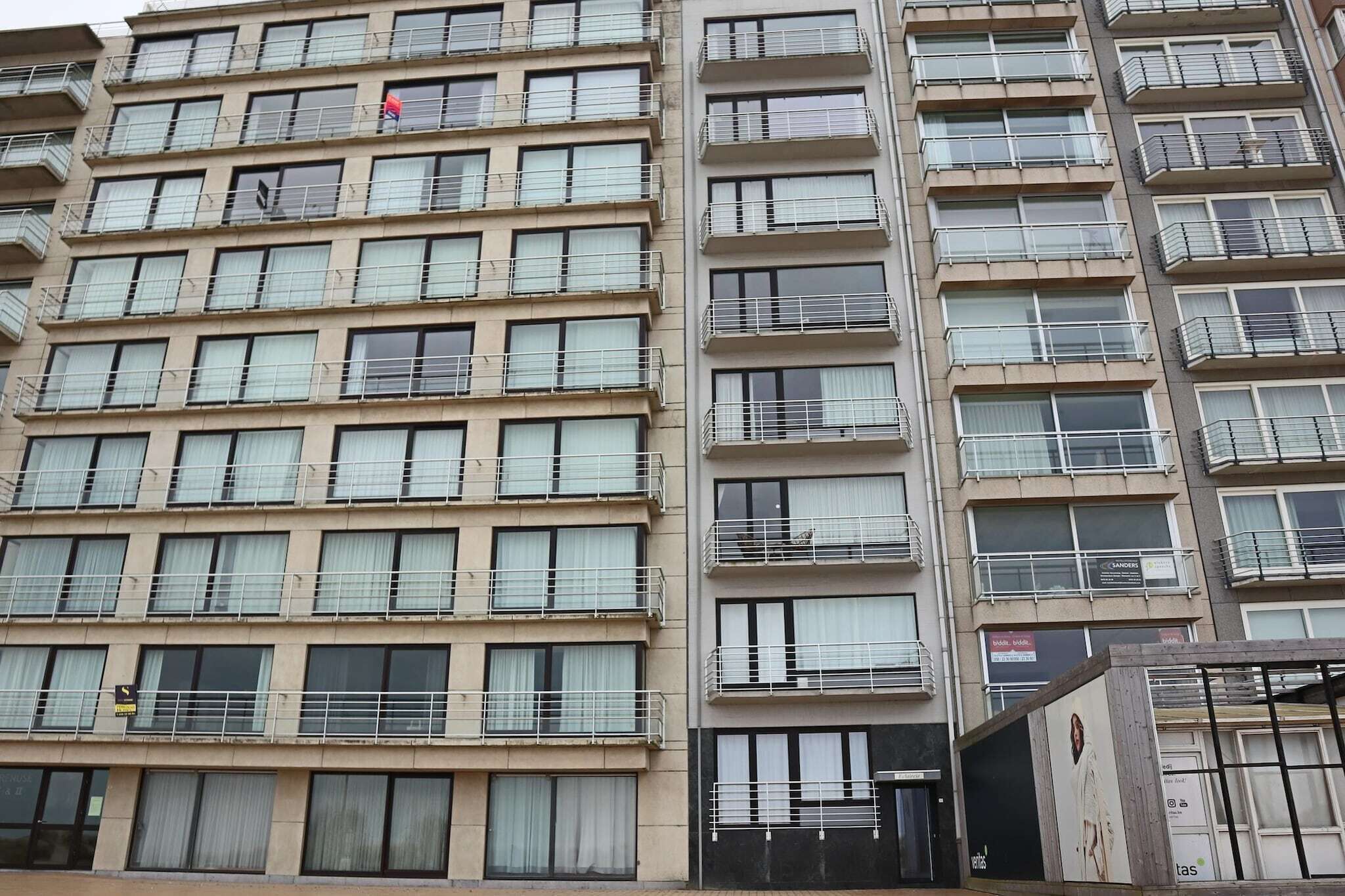 Un immeuble à plusieurs étages, doté de nombreuses fenêtres et de balcons.