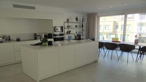 Kaffetrakter/tekoker, kjøleskap, mikrobølgeovn og ovn