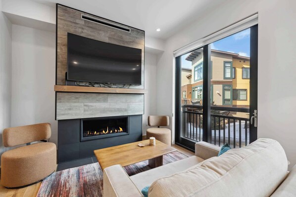 Smart TV y chimenea 