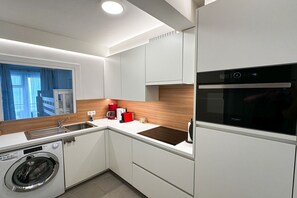 Fridge, microwave, stovetop, dishwasher - Apartment in Nieuwpoort with Sea Views (Nieuwpoort)