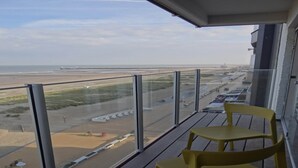A balcony with a view of the beach and a parking lot. - Apartment in Nieuwpoort by the Beach (Nieuwpoort)
