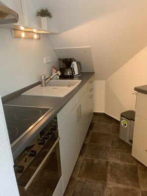 Geladeira, micro-ondas, cooktop, cafeteira/chaleira